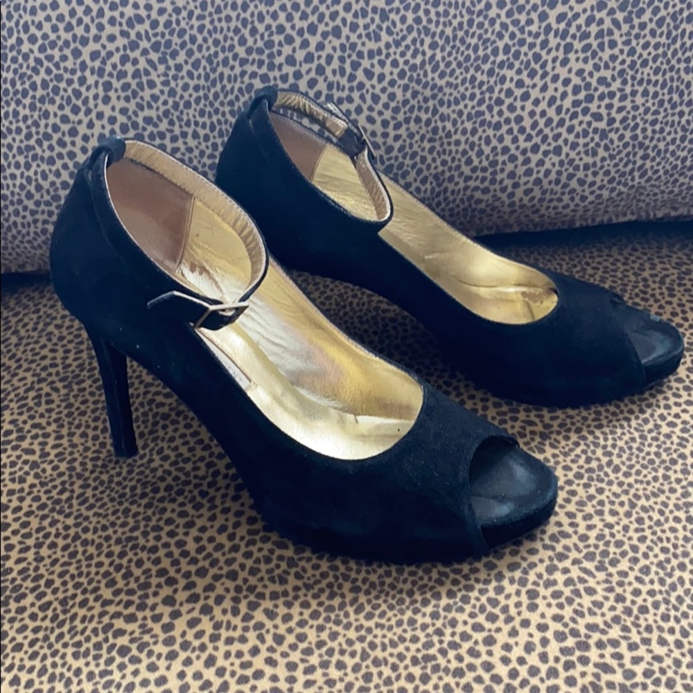 Cynthia Vincent Mary Jane pumps